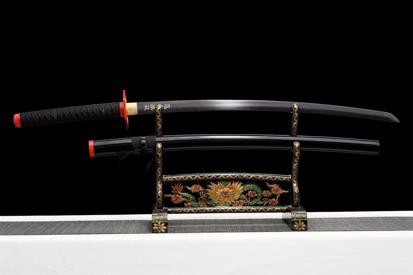 Katana noir de Tomioka