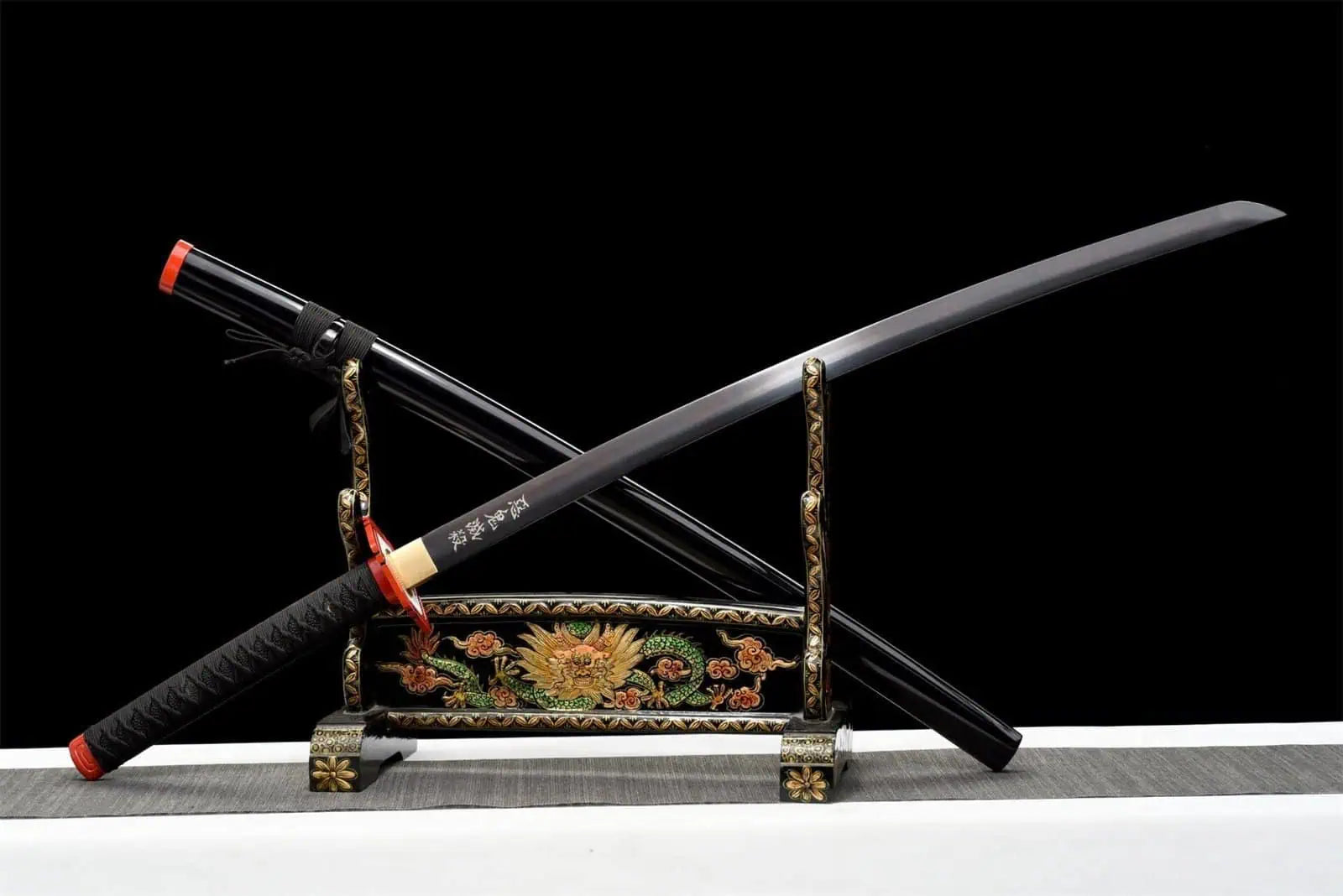 Katana noir de Tomioka